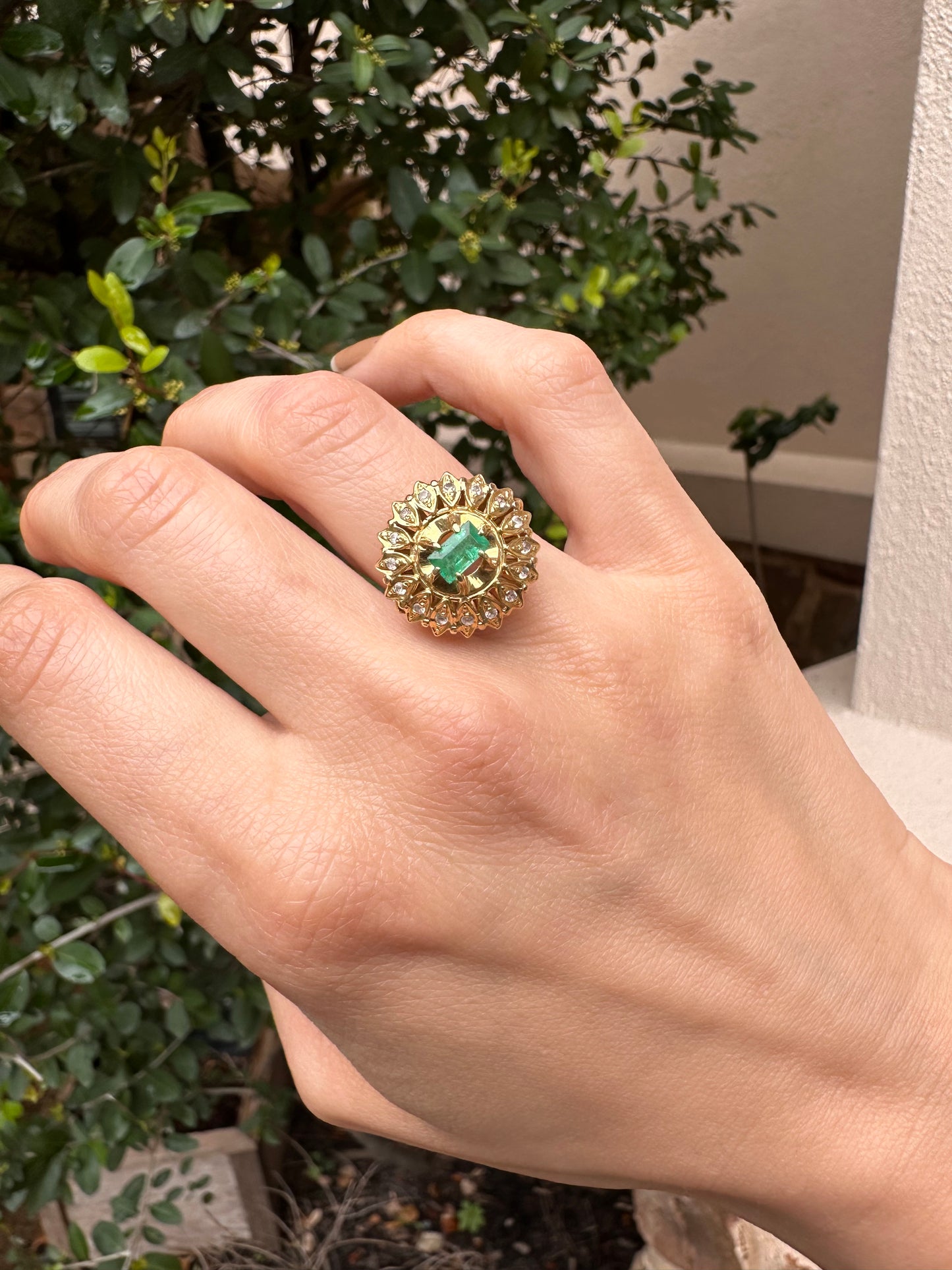 18k emerald and diamond cocktail ring