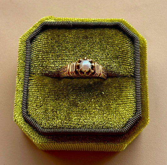 18k Antique Pearl Belcher Ring